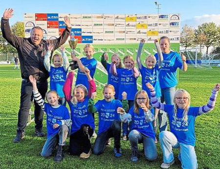 E-Juniorinnen für Pokal geehrt